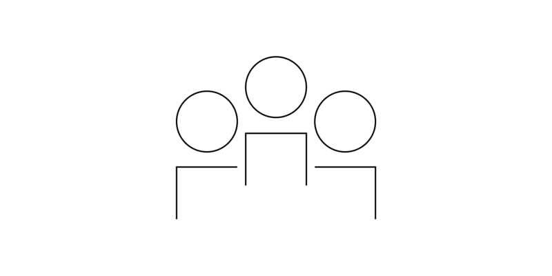 Das Bild zeigt in einer sehr abstrakten, auf wenige Striche und Kreise reduzierten Weise drei Figuren. Die mittlere Figur überragt die anderen beiden. Die Körper der Figuren werden aus angedeuteten Quadraten gebildet, die Köpfe sind als Kreise dargestellt. 